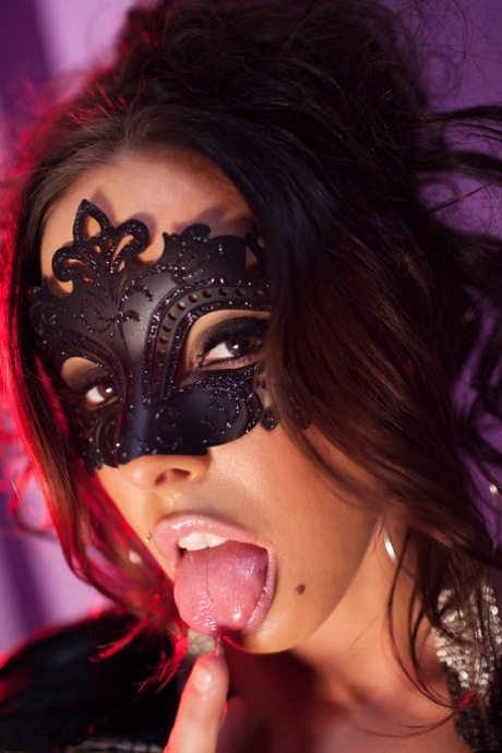 Mulher deitada em lençóis vermelhos