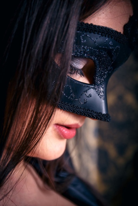 Silhueta de dançarina no pole dance com luz vermelha